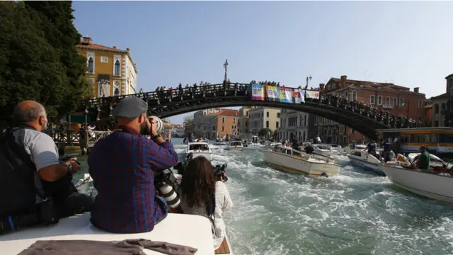 Поклонники на мосту