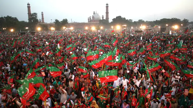 لاہور میں مینار پاکستان کے سبزہ زار پر تحریک کے انصاف کا جلسے کو ان کے سیاسی مخالفین بھی بڑا جلسہ کہنے پر مجبور ہو گئے ہیں۔