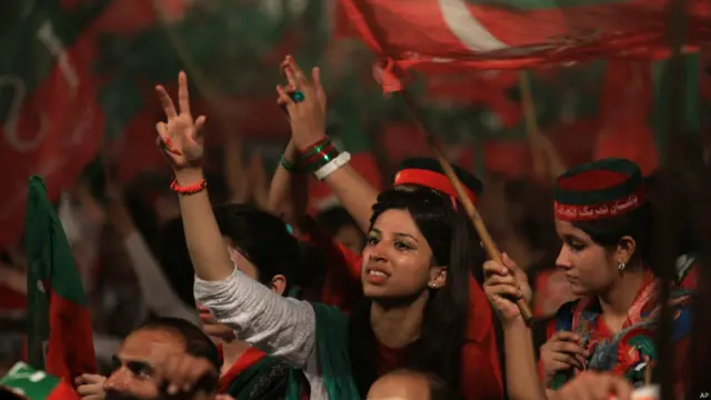 تحریک انصاف کے اس جلسے میں بھی عورتوں کی بڑی تعداد موجود تھی اور ان میں لوگوں کا جوش و خروش اپنے عروج پر تھا۔ 