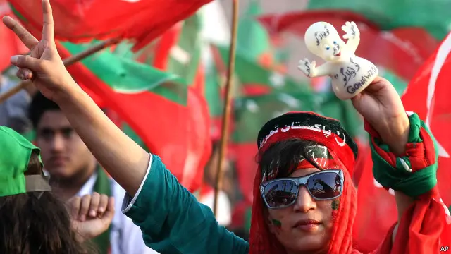 خواتین میں عمران کی مقبولیت روز اول کی طرح ہے