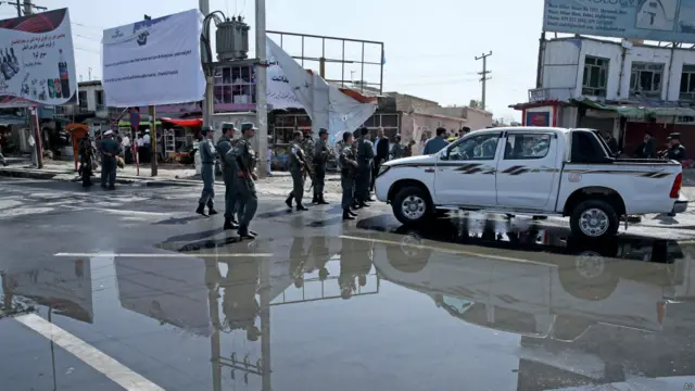 رویداد اولی اوایل صبح در یکی از خیابان های منتهی به خیابان فرودگاه کابل اتفاق افتاد و تلفاتی نداشت اما در رویداد بعدی که نزدیک های ظهر صورت گرفت، هفت نفر (سه غیرنظامی و چهار نظامی) کشته شدند و دست کم سیزده نفر هم زخمی شدند.