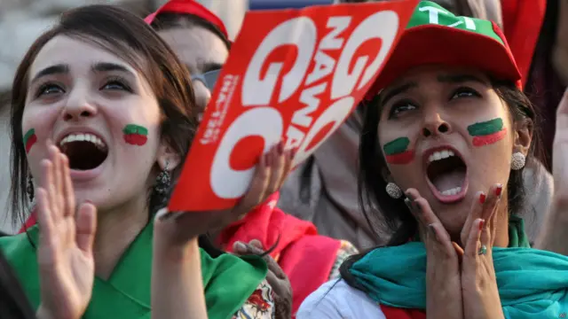 شرکا کے ہاتھوں میں ایک طرف تو تحریک انصاف کے جھنڈے تھے تو دوسرے ہاتھ میں انھوں نے ’گو نواز گو‘ کے پوسٹر اور بینر اٹھا رکھے تھے۔