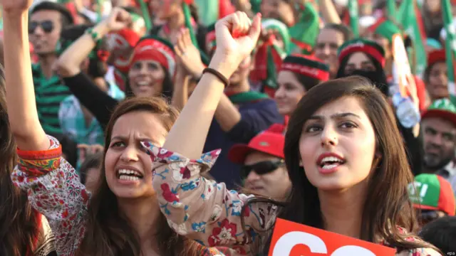 گو نواز گو کا نعرہ بھی لوگوں میں بہت مقبول رہا اور تھوڑے تھوڑے وقفے سے سٹیج سے بھی یہی نعرہ لگوایا جاتا رہا۔