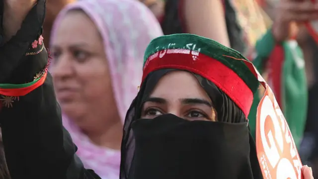 اس جلسے میں ہر طبقے سے تعلق رکھنے والے لوگ موجود تھے جن میں غریب، متوسط اور متمول طبقے کے لوگ بھی تھے۔