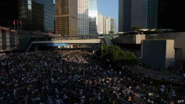 اندلعت الاشتباكات في هونغ كونغ يوم الأحد بين الآلاف من المتظاهرين وقوات الشرطة التي أطلقت بدورها قنابل الغاز المسيل للدموع لتفريقهم