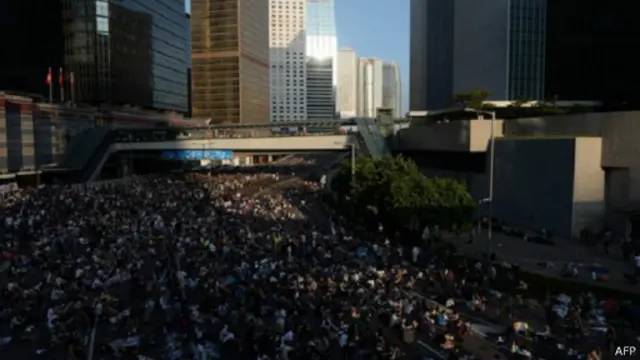 اندلعت الاشتباكات في هونغ كونغ يوم الأحد بين الآلاف من المتظاهرين وقوات الشرطة التي أطلقت بدورها قنابل الغاز المسيل للدموع لتفريقهم