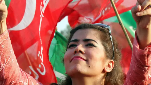 جلسہ شام کو شروع ہوا لیکن جلسہ گاہ میں لوگ گرمی کے باوجود صبح ہی سے آ کر بیٹھنا شروع ہو گئے تھے۔