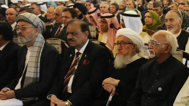 در مراسم تحلیف رئیس جمهوری افغانستان، مهمان خارجی از هند و پاکستان گرفته تا ایران و آمریکا و دیگر کشورهای دور و نزدیک شرکت کردند. حدود هزار و چهارصد مهمان مشمول نزدیک به سیصد مهمان خارجی.