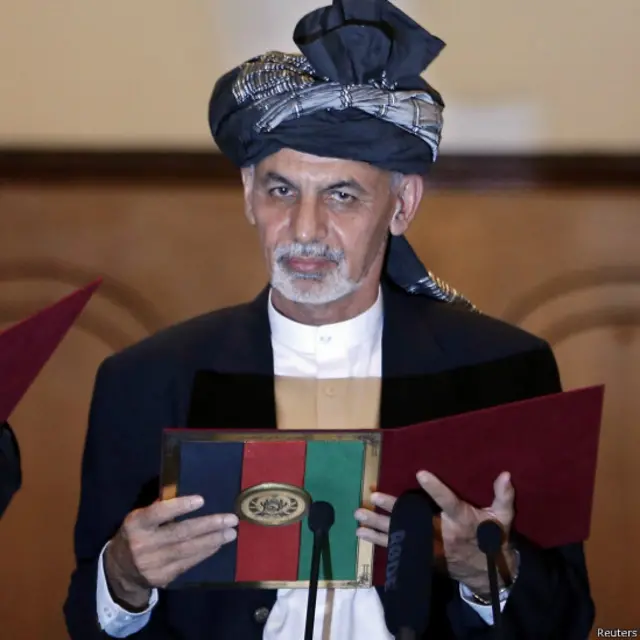 آقای احمدزی به زبان پشتو مراسم تحلیف را بجا آورد. 