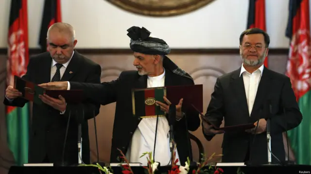 معاونان آقای احمدزی هم در این مراسم سوگند به جا آوردند.