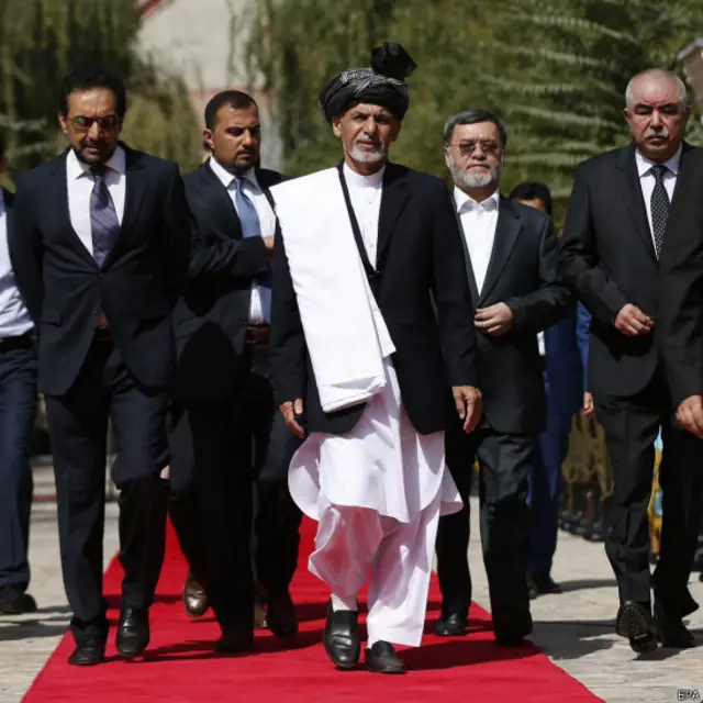 آقای احمدزی با دو معاونش (از راست) عبدالرشید دوستم معاون اول و سرور دانش معاون دوم و احمدضیا مسعود (چپ) نماینده "فوق‌العاده رئیس جمهوری در امور اصلاحات و حکومت داری خوب" در مراسم تحلیف.