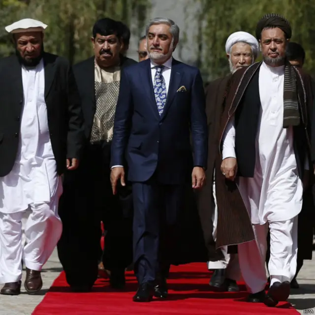 عبدالله عبدالله هم با دو معاونش (راست) محمد محقق و (نفر اول چپ) محمد خان و اعضای ستاد انتخاباتی اش در مراسم تحلیف رئیس جمهوری جدید. 