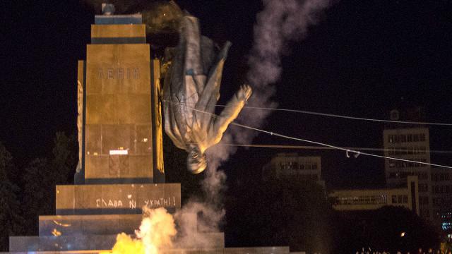 Thêm một pho tượng Lenin bị kéo đổ ở Ukraine