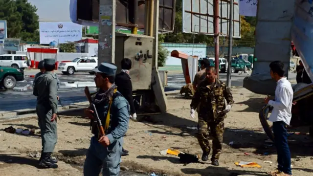 د لوړې مراسمو پر ورځ د کابل هوايي ډګر ته څېرمه ځانمرګي برید اته کسان ووژلي، چې څلور یې پولیس او درې ولسي وګړي دي.