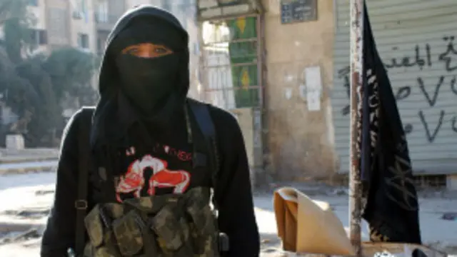 تعد وسائل التواصل الاجتماعي من أهم وسائل تجنيد الفتيات بحسب شيروود