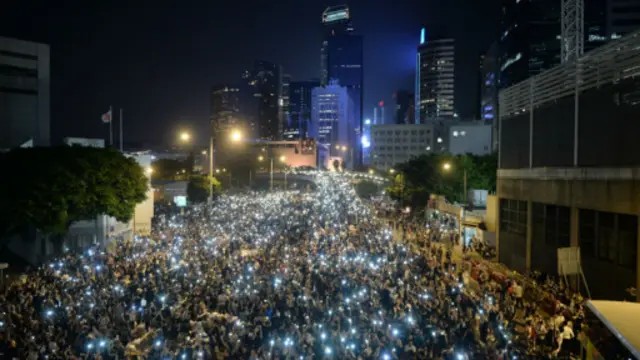 部分银行和金融机构着手在市区外安排应急办公地点，表明金融业对抗议行动可能导致的后果有更深一层的担忧。