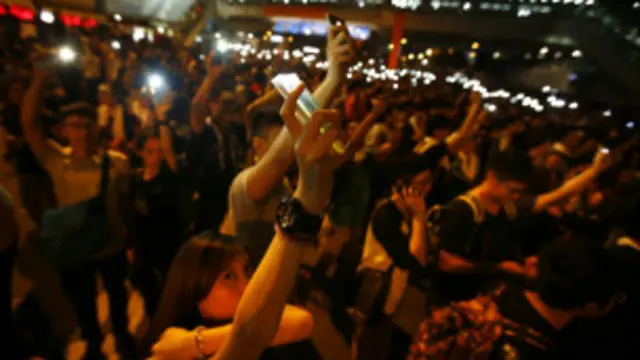 Les habitants de Hong Kong protestant avec leurs téléphones portables