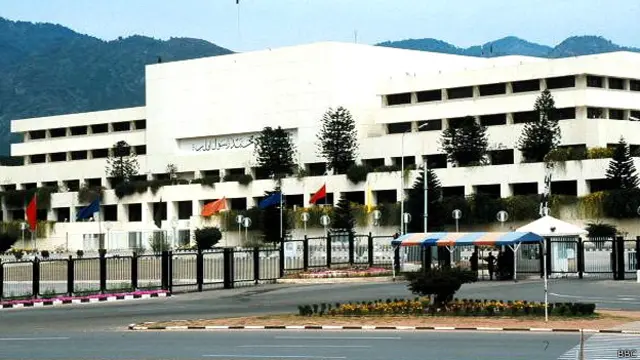 سپیکر کی جانب سے بولنے کی اجازت نہ ملنے پر حزبِ اختلاف کے ارکان نے احتجاجاً واک اوٹ کیا