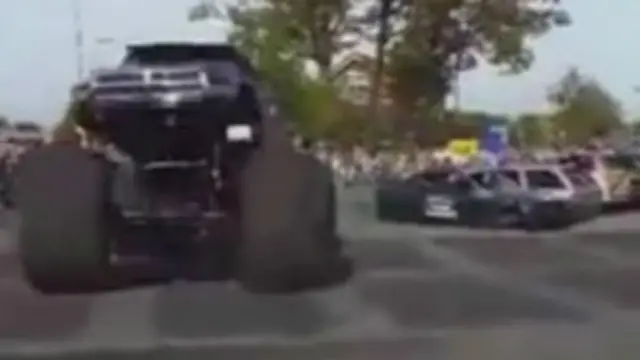 O piloto do "monster truck" fez uma curva aberta demais