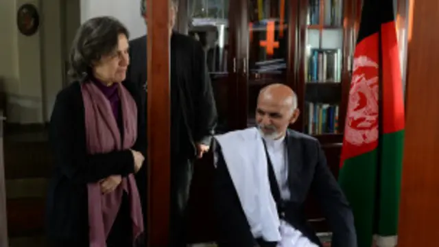 آقای غنی در مراسم امروز از همسرش رولا غنی نیز سپاسگزاری کرد