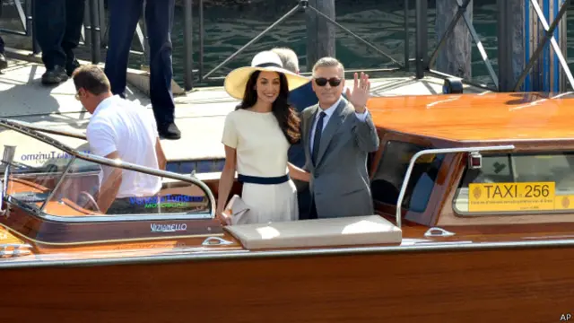 克鲁尼与新娘在他们抵达市政厅大约10分钟后从里面走出来,然后乘水上出租离去。