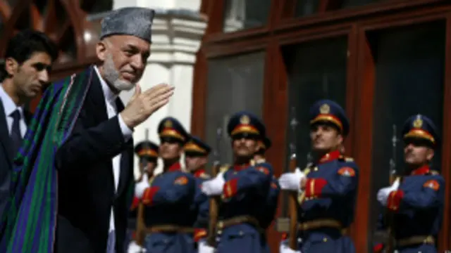 حامد کرزی، رئیس جمهور پیشین افغانستان، امروز رسما قدرت را به آقای احمدزی تحویل داد