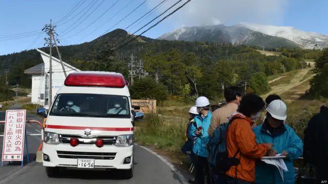 ambulans mengangkut korban gunung ontake