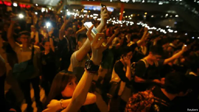 معترضان هنگ‌کنگی، عکس‌ها و فیلم‌های تاثیرگذاری از اعتراضات خود در اینترنت منتشر کرده‌اند و همین به مسدود شدن اینستاگرام در این شهر منجر شده است