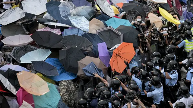 Manifestantes con paraguas
