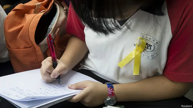 Una estudiante secundaria con la cinta amarilla