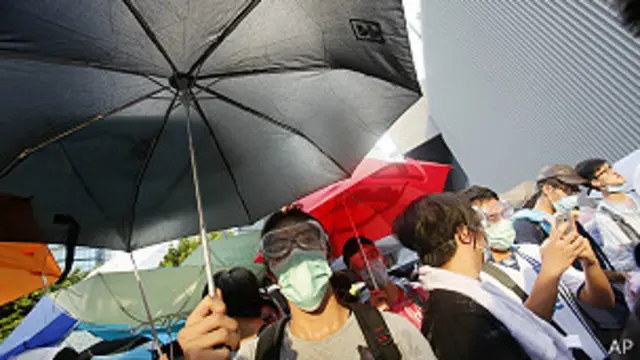 Manifestantes con paraguas