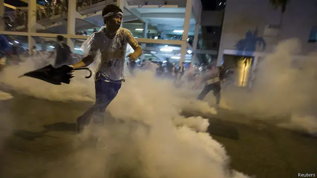 Manifestante con paraguas
