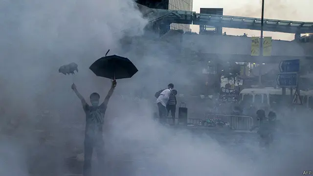 Manifestante en medio de gases lacrimógenos
