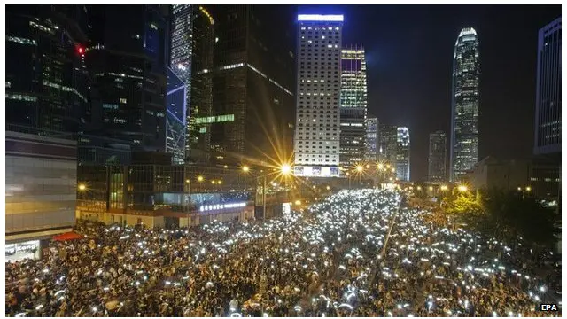 ده‌ها هزار تن از تظاهرکنندگان در هنگ کنگ دوشنبه شب در خیابان‌ها ماندند