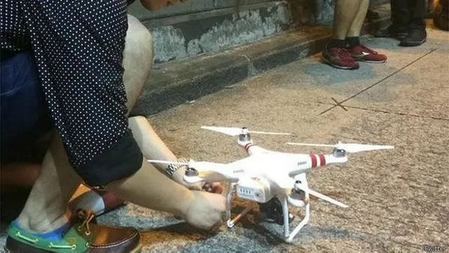 Atando una cinta amarilla a un drone