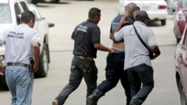 Policías de Iguala son detenidos. Foto: AFP/Getty