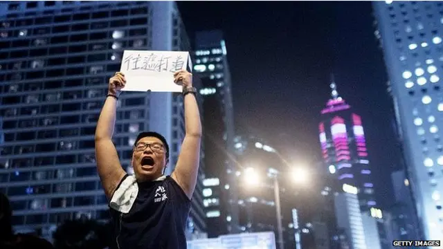 ہانگ کانگ میں مظاہرین نے شہر کے تین اہم علاقوں میں سڑکیں بند کر رکھی ہیں