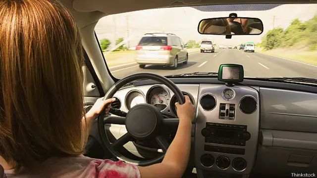 Mujer conduciendo auto