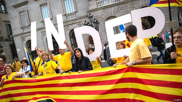 معظم مواطني كاتالونيا يؤيدون الاستفتاء لكنهم منقسمون على كيفية التصويت