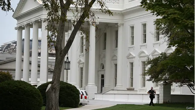 کاخ سفید، محل کار و اقامتگاه رئیس جمهوری آمریکا است