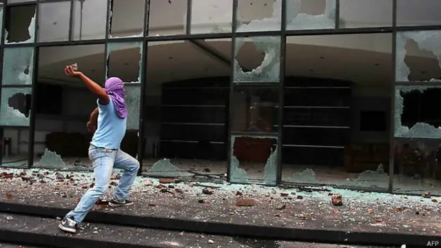 Protesto em frente ao Congresso de Guerrero / Crédito: AFP