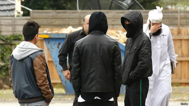 تقول السلطات إن حملة المداهمات لا ترتبط بتهديد مباشر للأمن العام أو حادث مقتل الشاب عبد النعمان حيدر