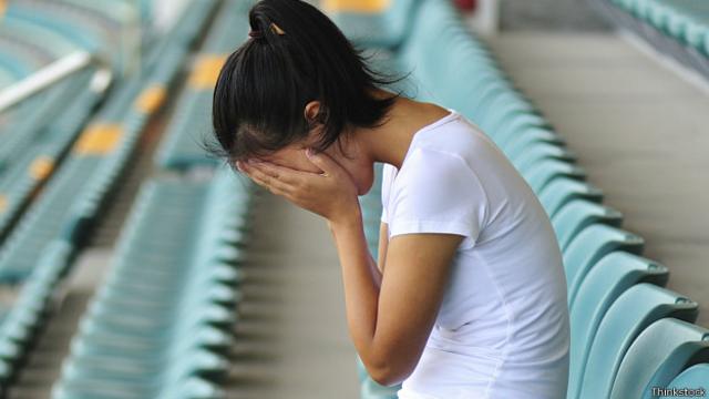 Mujer se cubre el rostro