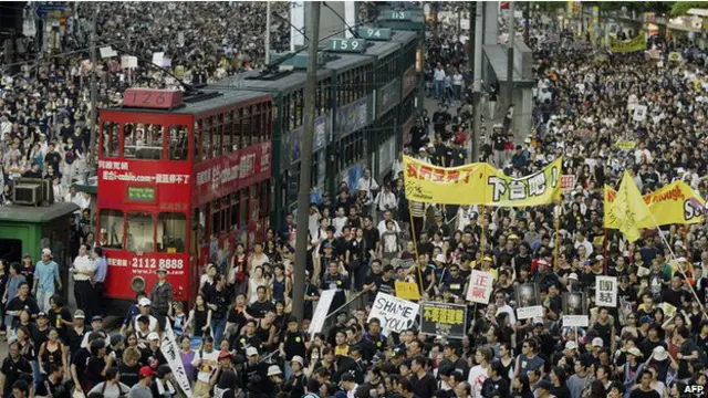 هزاران نفر در خیابان‌های منطقه مرکزی شهر جمع شده‌اند 