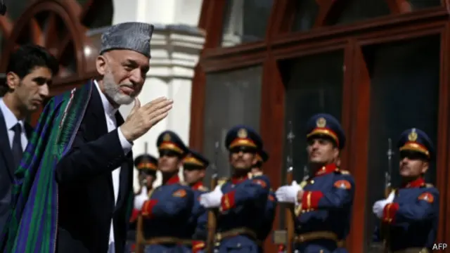 حامد کرزی د دوو بیلو شخصيتونو لرونکی مشر، په افغانستان کې د خپلو مخاطبانو لپاره تر ډېره د يوه دوديز مشر او د نړیوالو لپاره د یوه ديموکرات او عصري فکر لرونکی په توګه څرګند شوی.