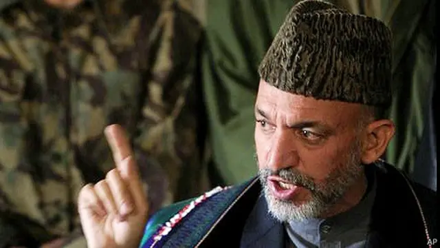 حامد کرزي د بن غونډه کې چې په ۲۰۰۱ کال کې د طالبانو د رژيم له نسکورېدو سملاسي وروسته جوړه شوه د افغانستان واګې په لاس کې واخيستې.