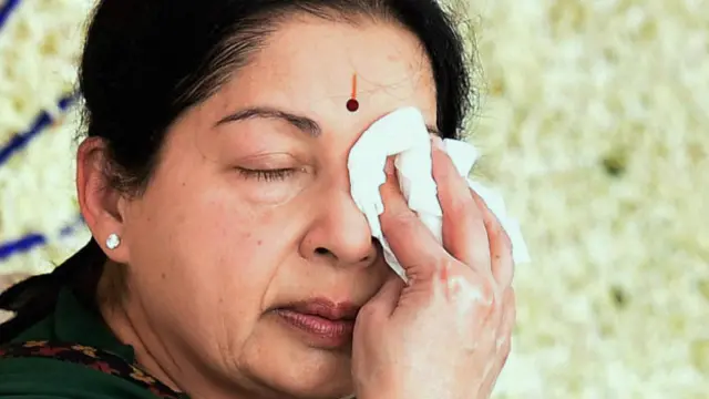 جے للتا اداکاری کے میدان سے سیاست میں آئیں اور ان کا شمار بھارت کے متنازع ترین اور رنگارنگ سیاست دانوں میں ہوتا ہے