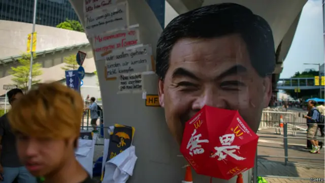 Демонстранты с портретом главы администрации Гонконга