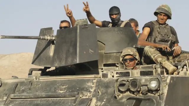 مركبة للجيش اللباني لدى دخولها عرسال