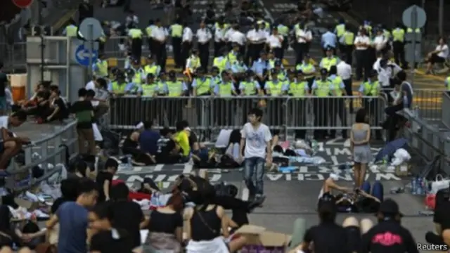 نام العديد من المحتجين في الشوارع في الليل وسط مراقبة من الشرطة 